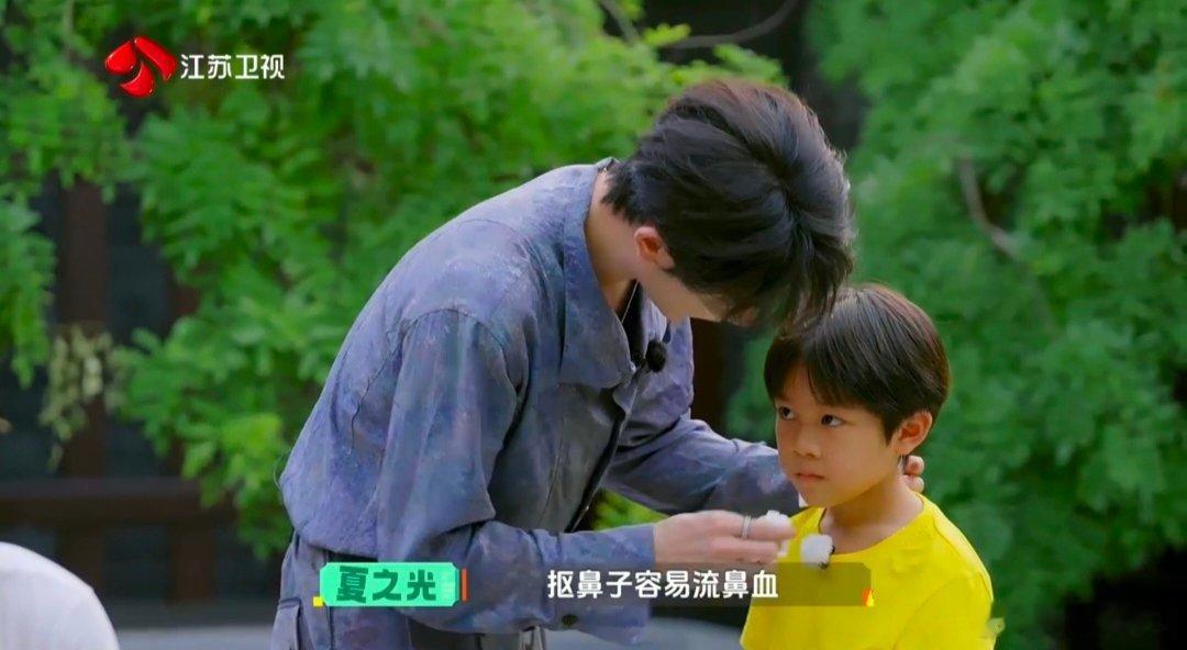 夏之光给小朋友擦鼻血 贴心少年上线，户外主动安抚流鼻血孩童，细致科普保护鼻腔的实