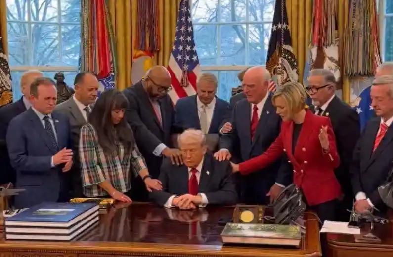 原来川普加入了邪教，打不赢后开始做法了——在邪教的加持下，美国正在进行国家恐怖主