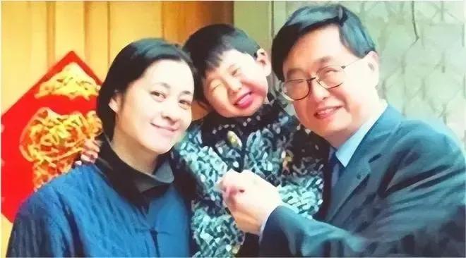 虎子长得像爸爸王文澜，40多岁的倪萍仍旧白净端庄，美丽优雅，苗条清秀的模样甚至比