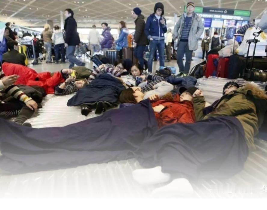 滞留日本的我国游客，按期回不了国，一个个着急得心焦如火燎，求爹爹告奶奶。

就在