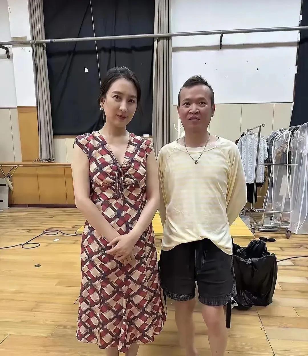 这应该是东北三驴不是网红二驴吧？
不管他是谁，他真够幸福的......