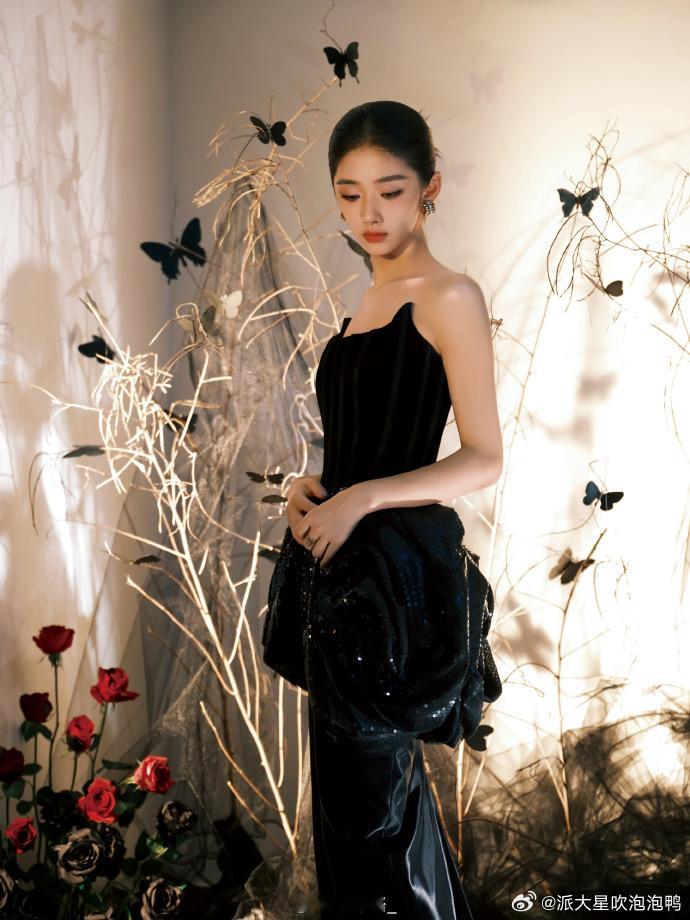 王影璐好圆一颗头谁看了王影璐这波造型不说一句绝，黑羽眼妆加上圆头型，把她的颜值和