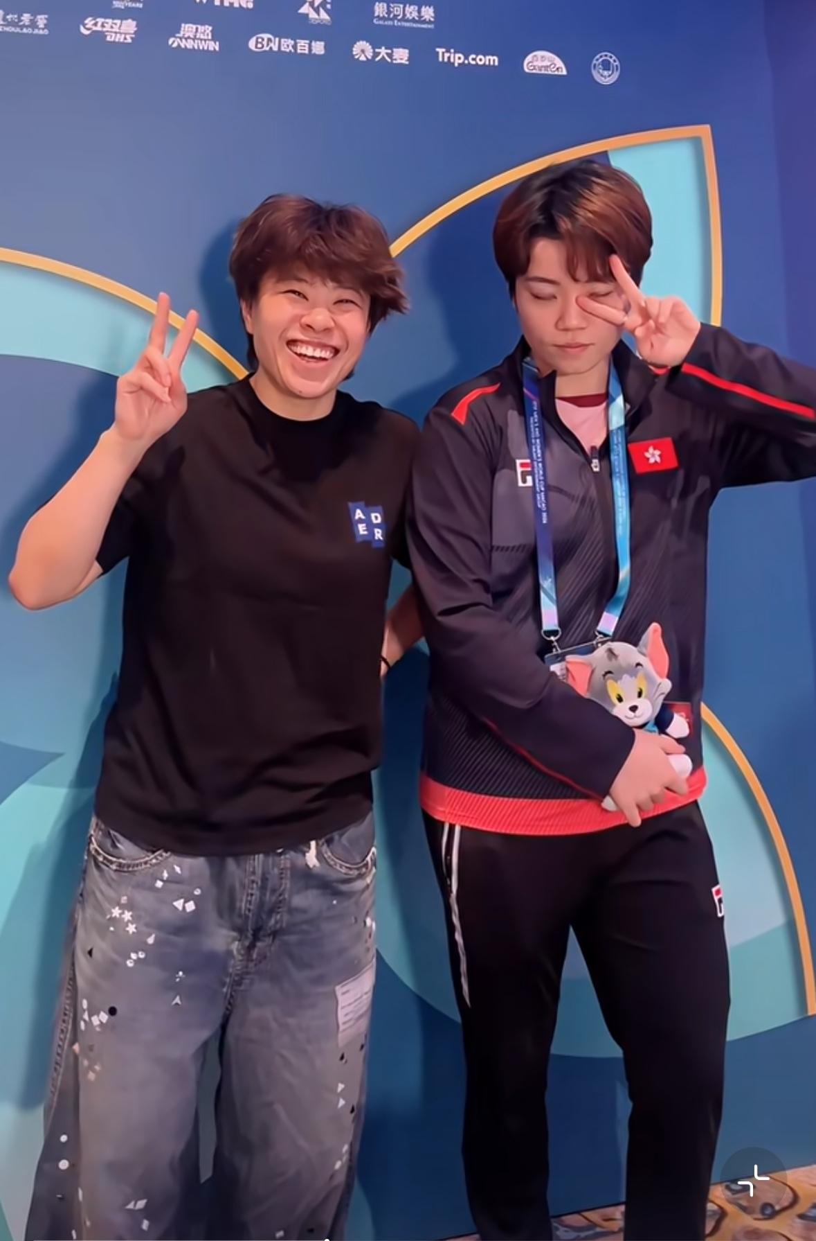 世界杯晚宴结束孙颖莎手拿公仔🧸笑的开心！
3月29日，国乒出席2026澳门世界