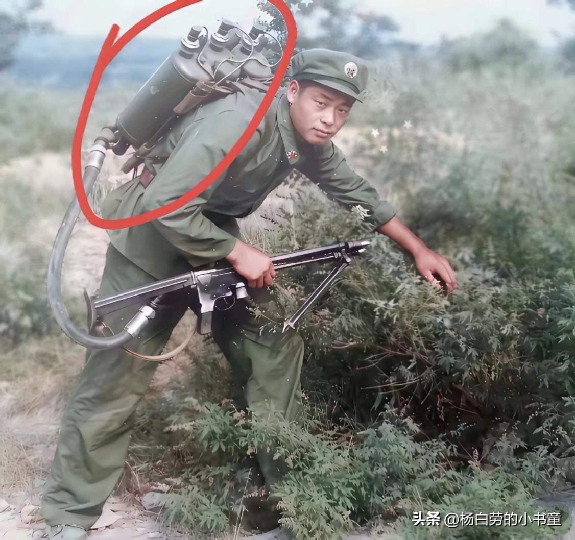 好神奇[灵光一闪]有当过兵的吗？
请问这是我军什么先进装备
战士身背桶状武器
用