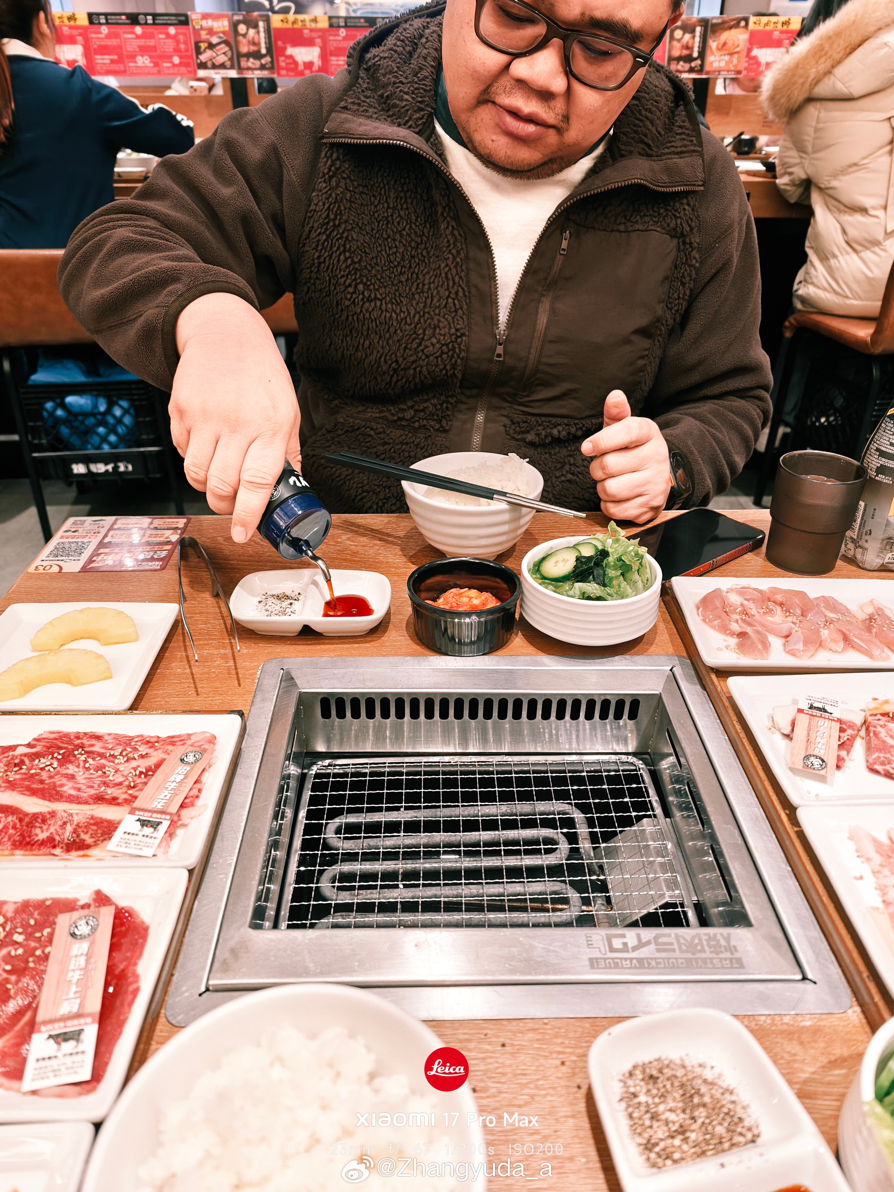 快过节了 这老丫挺又馋了 又出来吃肉 