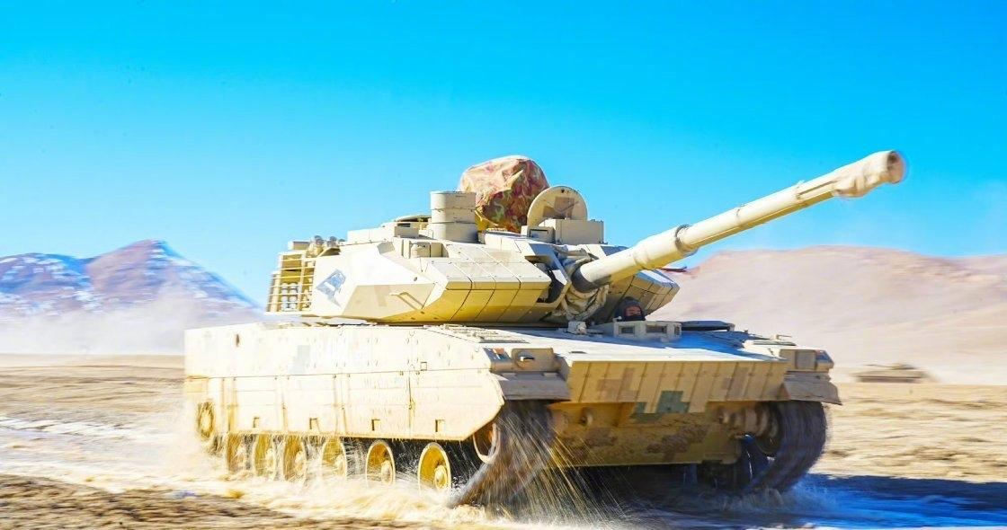 高原上的ZTQ-15轻型坦克在复杂地域开展实战化训练。