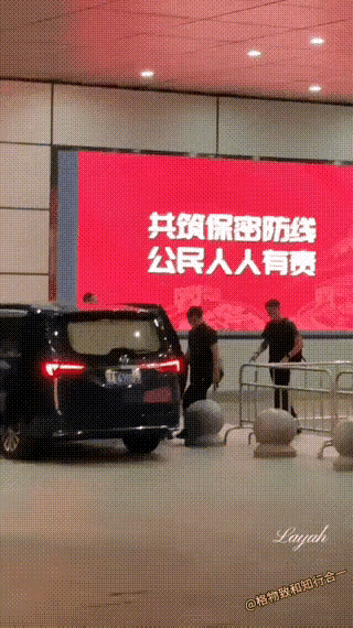 这追星也真的是太疯狂了，你赞同保安大哥的做法吗
