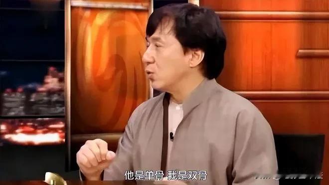 房祖名刚出生的时候，成龙一点都不关心孩子的长相，他只想先看看孩子是不是“双骨”。