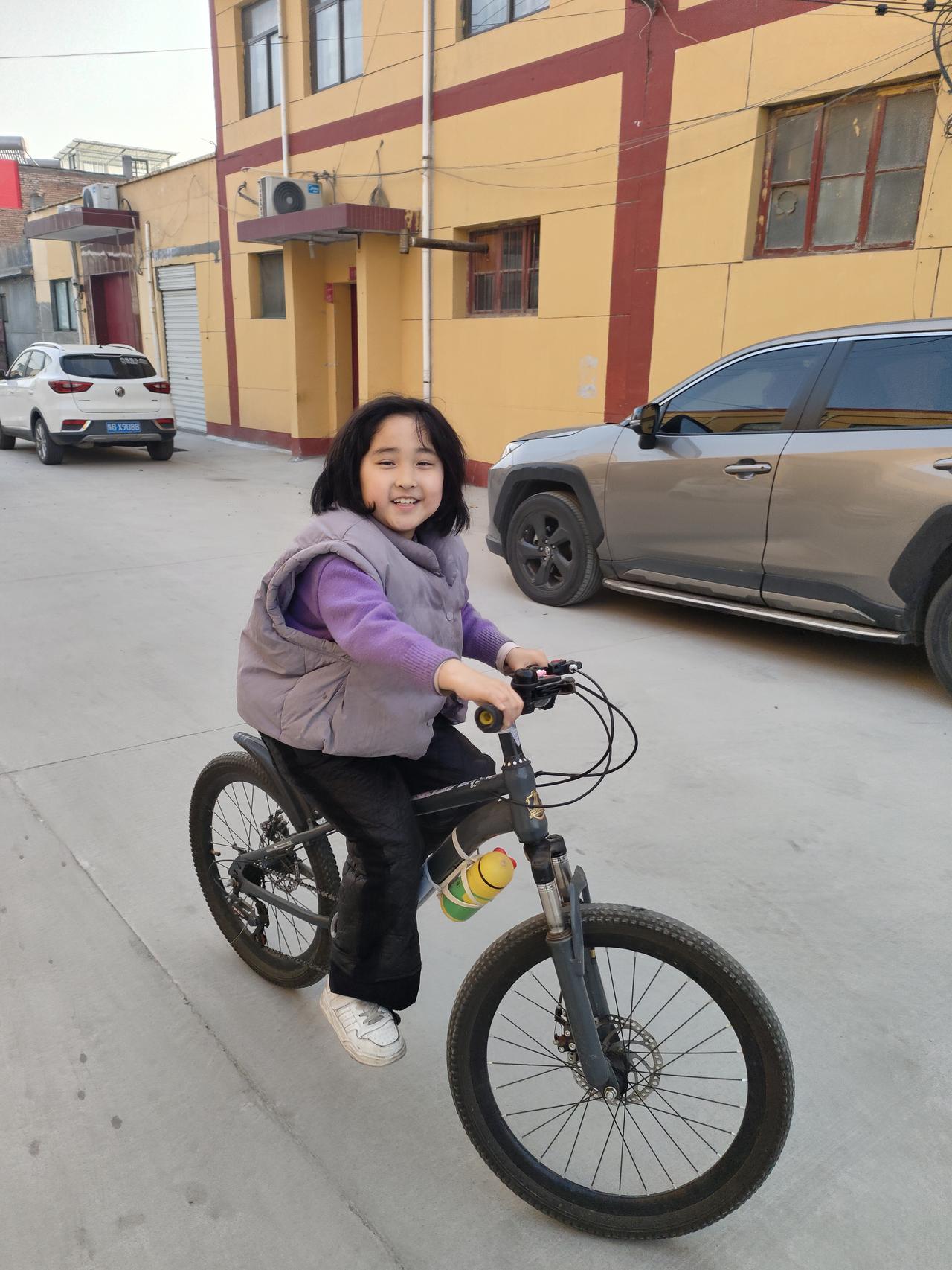 车轮碾过巷弄的风，把黄昏的光和童年的笑，都卷进这趟自在的巡游里。
🏘️ 暖黄墙