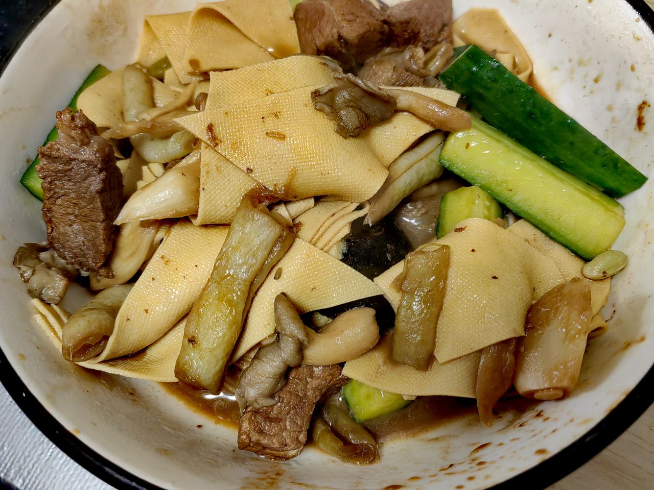 父女俩的晚餐。中午剩的炖肉回锅，加了豆皮黄瓜些许平菇，用一些猪油先过新料；素炒平