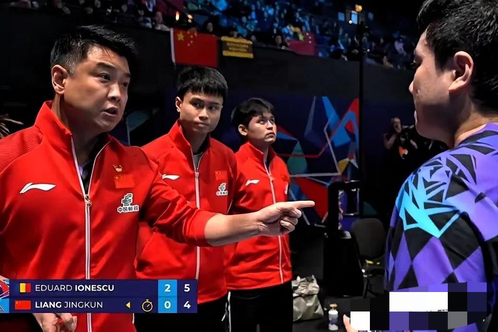王皓：大胖你打的这是啥呀？
大胖：我……。

王皓：这还像以前的“靖王爷”吗？该