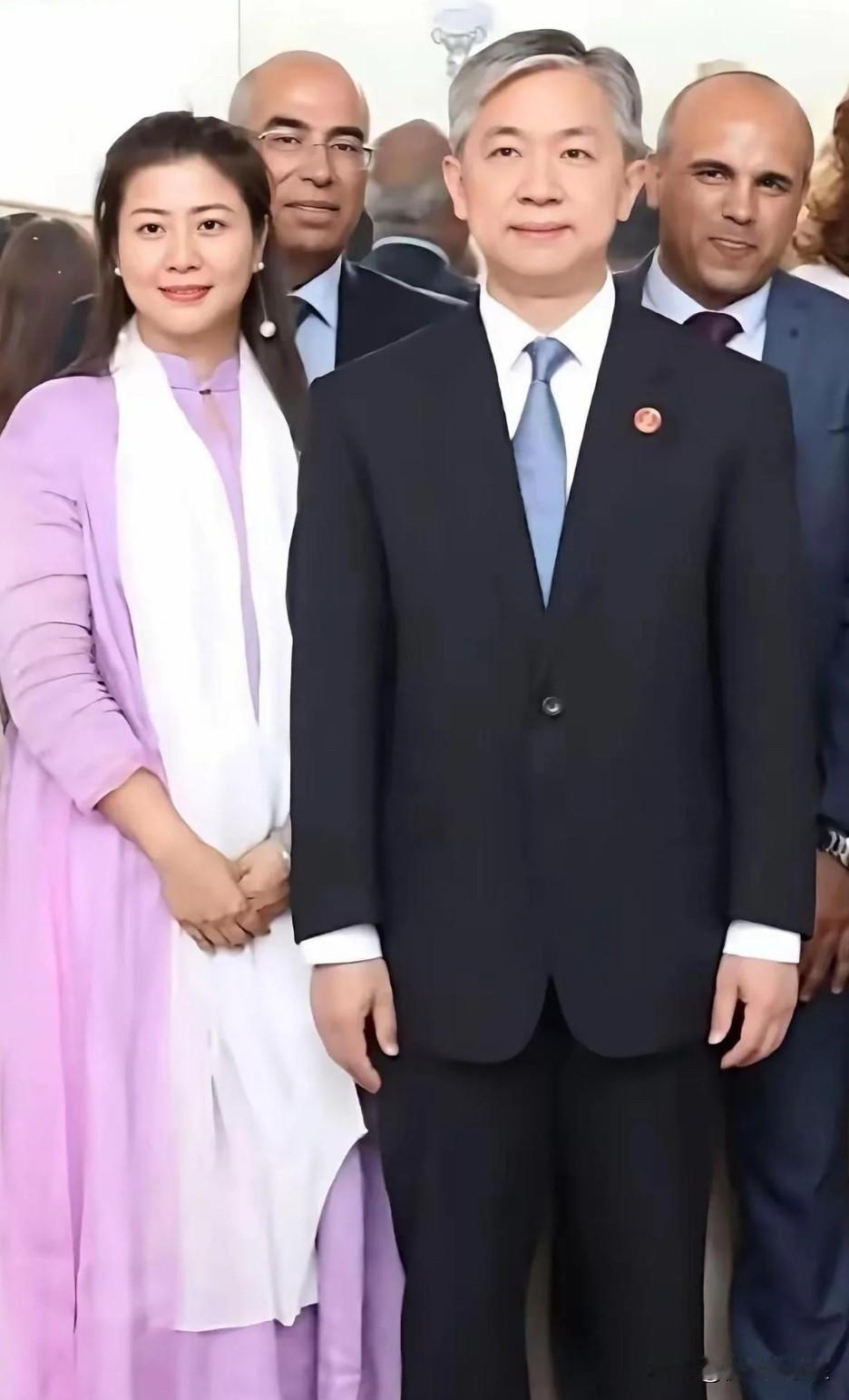 汪文斌大使与夫人的公开同框画面，完美诠释了东方美学中“儒雅”与“温婉”的经典组合