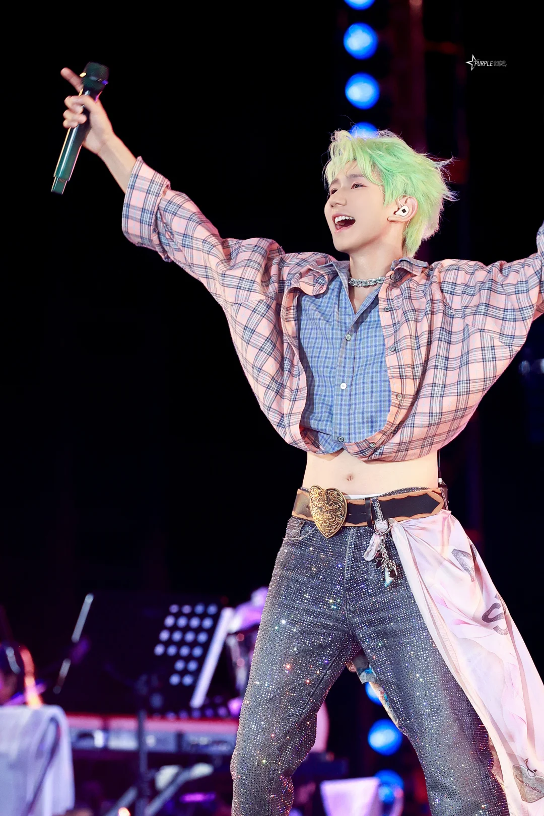 源源的肚脐圆圆的