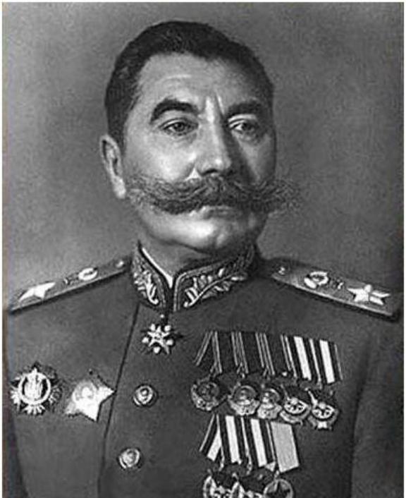 1939年，苏联内务部包围了布琼尼元帅的住宅，布琼尼架起机枪，毅然拨通电话给斯大