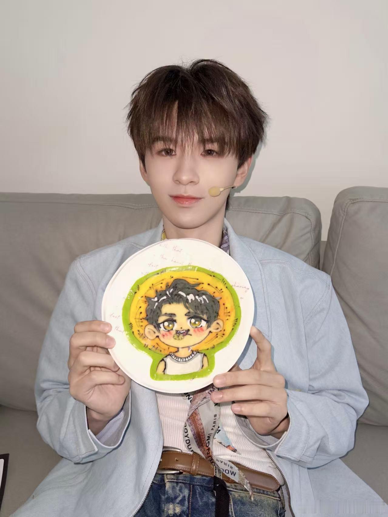 何浩楠上海录制天才厨人 何浩楠去上海录天才厨人也太合适了，平时干活麻利又肯出力，