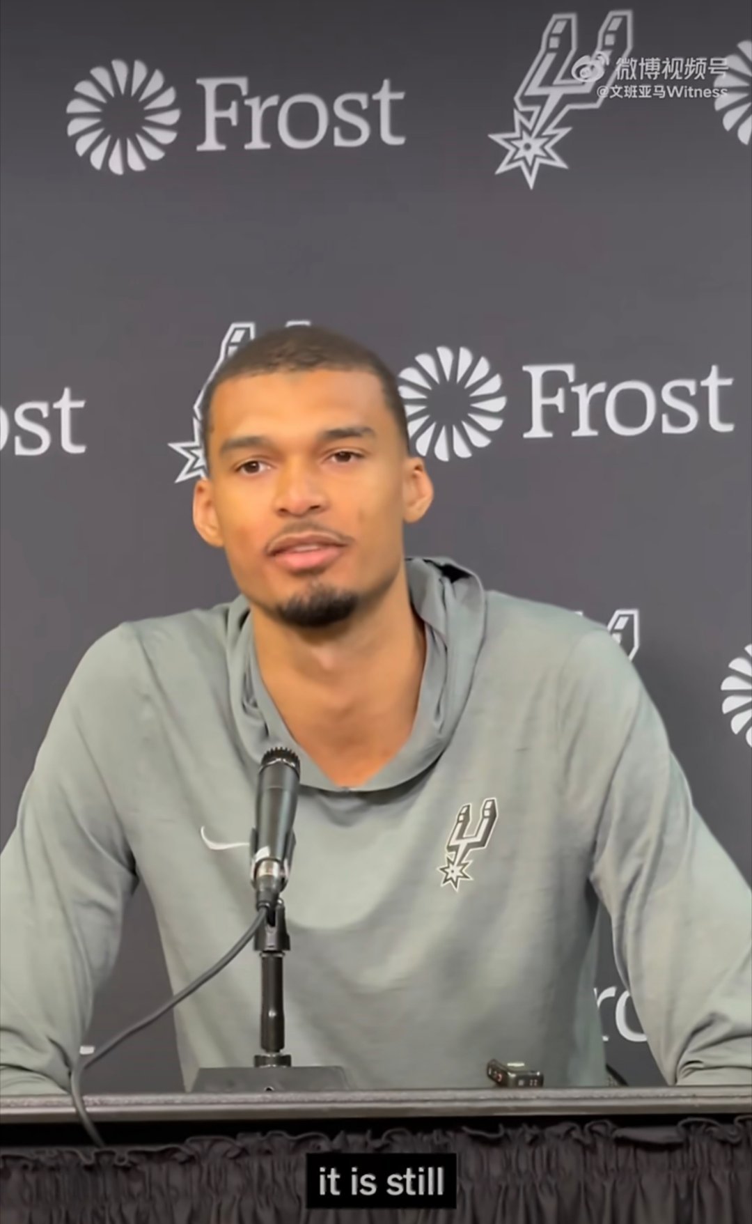 文班亚马在接受采访时列出来三个自己应该获得MVP的理由：1、防守占比赛的50%，