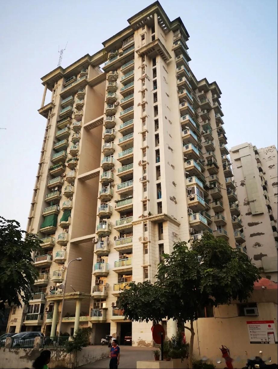 印度人在某小区新搬来一户，业主们却把人家赶走了。

    业主们不是嫌弃人家穷