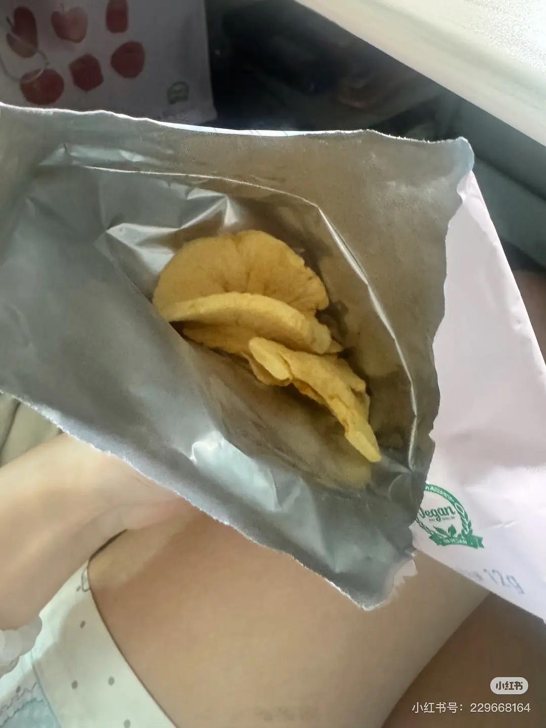 刷到网友吐槽赵露思卖的苹果干，量确实有点少了…有没有买过的友友来说说真的假的？ 