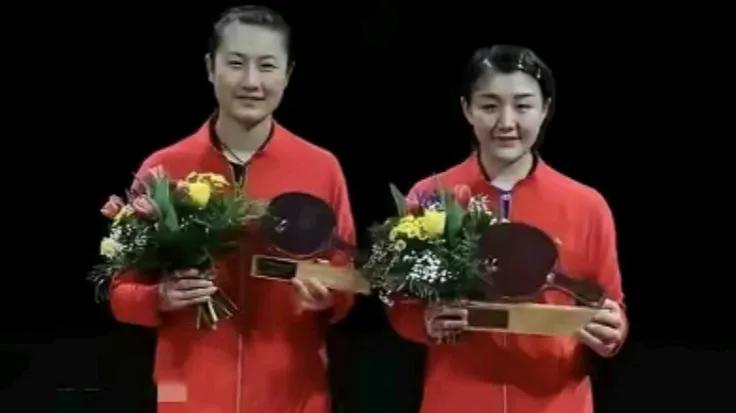 2017年女双冠军乒坛姐妹花同框领奖，美得像并蒂莲开在赛场！

丁宁手捧鲜花笑得