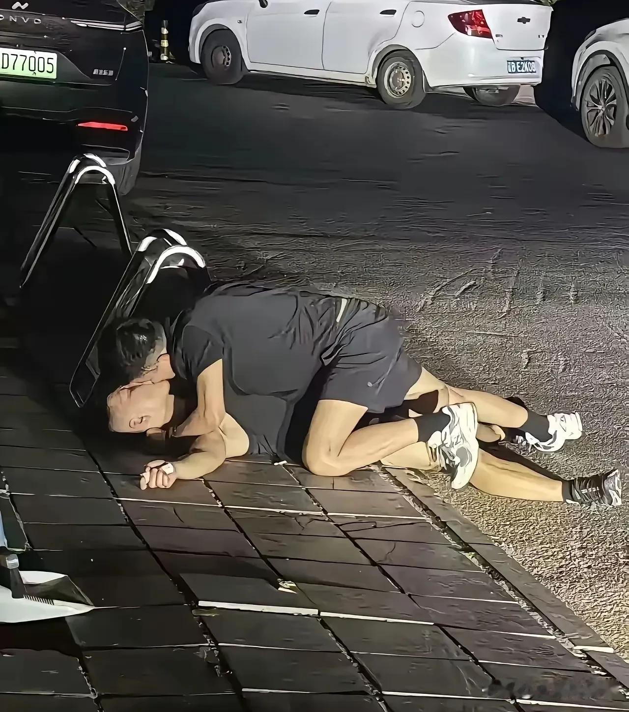 他应该是错把兄弟当媳妇了，或者是真的饿急眼了。