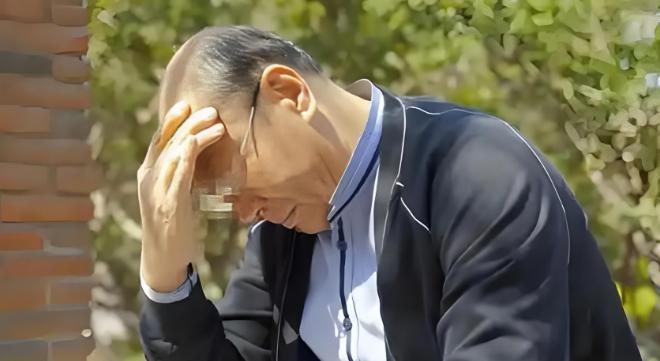 2025年，深圳一名六十岁老人在领取养老保险金时，遭遇了一场离谱的合同兑付纠纷。