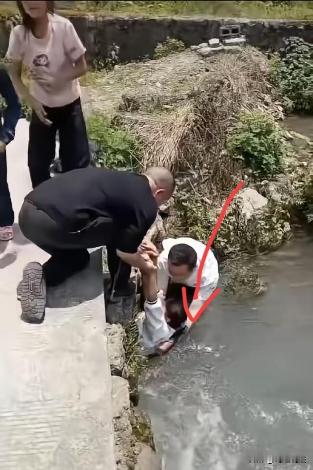 心是脏的看什么都是脏的！！！

重庆这件救人一事真的让人无比气愤，两名好心男子冒