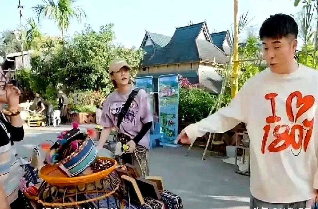 陈赫当着鹿晗的面，直接管他叫“干女儿的爹”！

最近《五哈》里，陈赫在西双版纳给