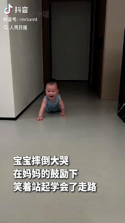 湖北十堰一个客厅里，一声闷响。
刚刚还在晃悠学步的小家伙，腿一软，整个人像个小面