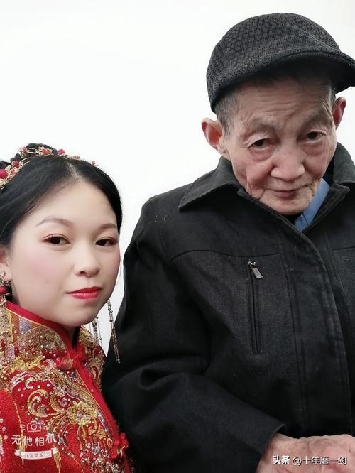 山东临沂，一位25岁的姑娘，把彩礼、房车、三金这些旁人眼里的结婚标配全推了回去，