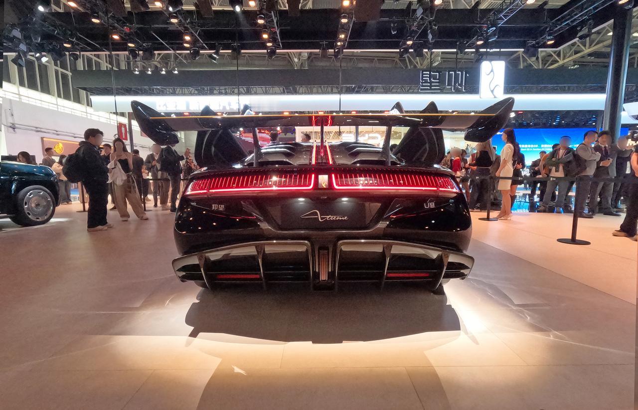 北京车展实拍的仰望 U9X，给你们分享几张我拍的高清图。超大尾翼和夸张扩散器，赛