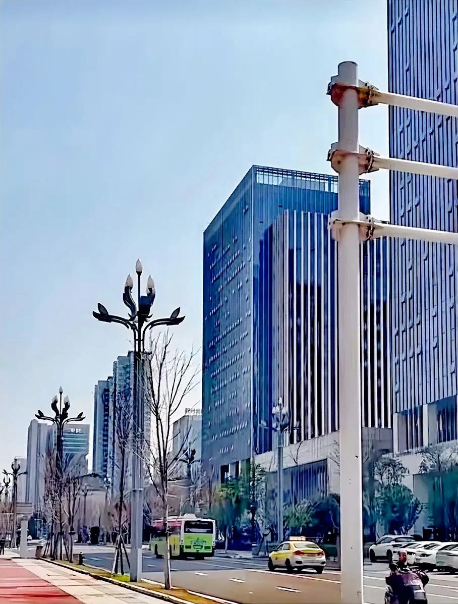 #秋日生活打卡季#衡阳陆家新区这里的写字楼还是建得好，从图上看楼盘的质量还是非常
