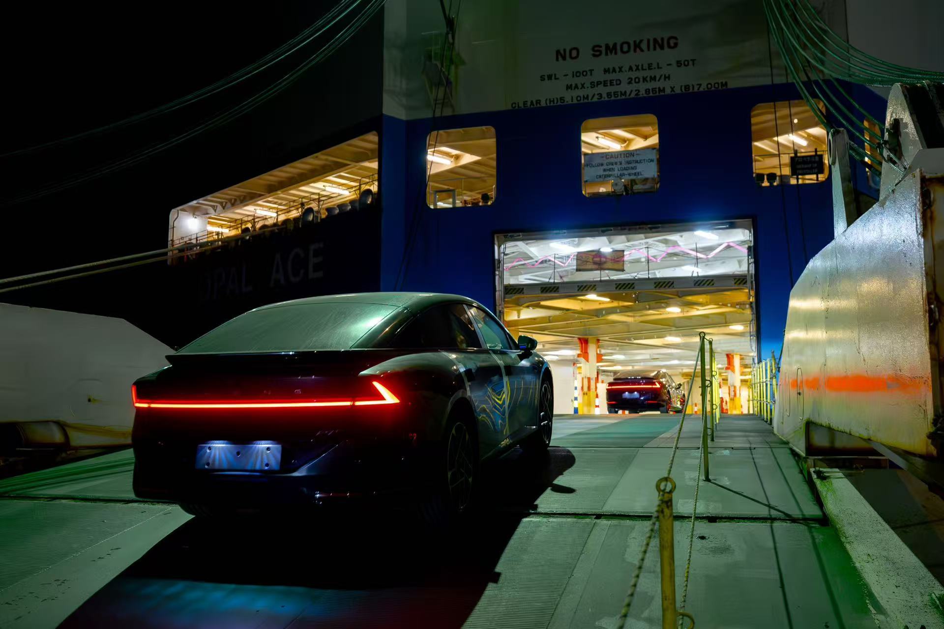 新款小鹏P7+正式开启海外大规模发运大v聊车 全球首款AI汽车新款小鹏P7+从江