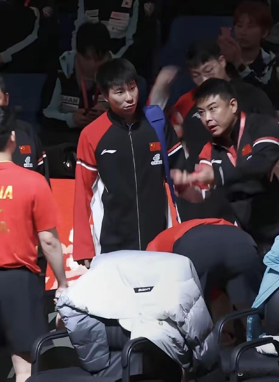 我发现王皓对王楚钦和林诗栋教训方式不一样！

昨天打完双打，
王皓赶快过来给林诗