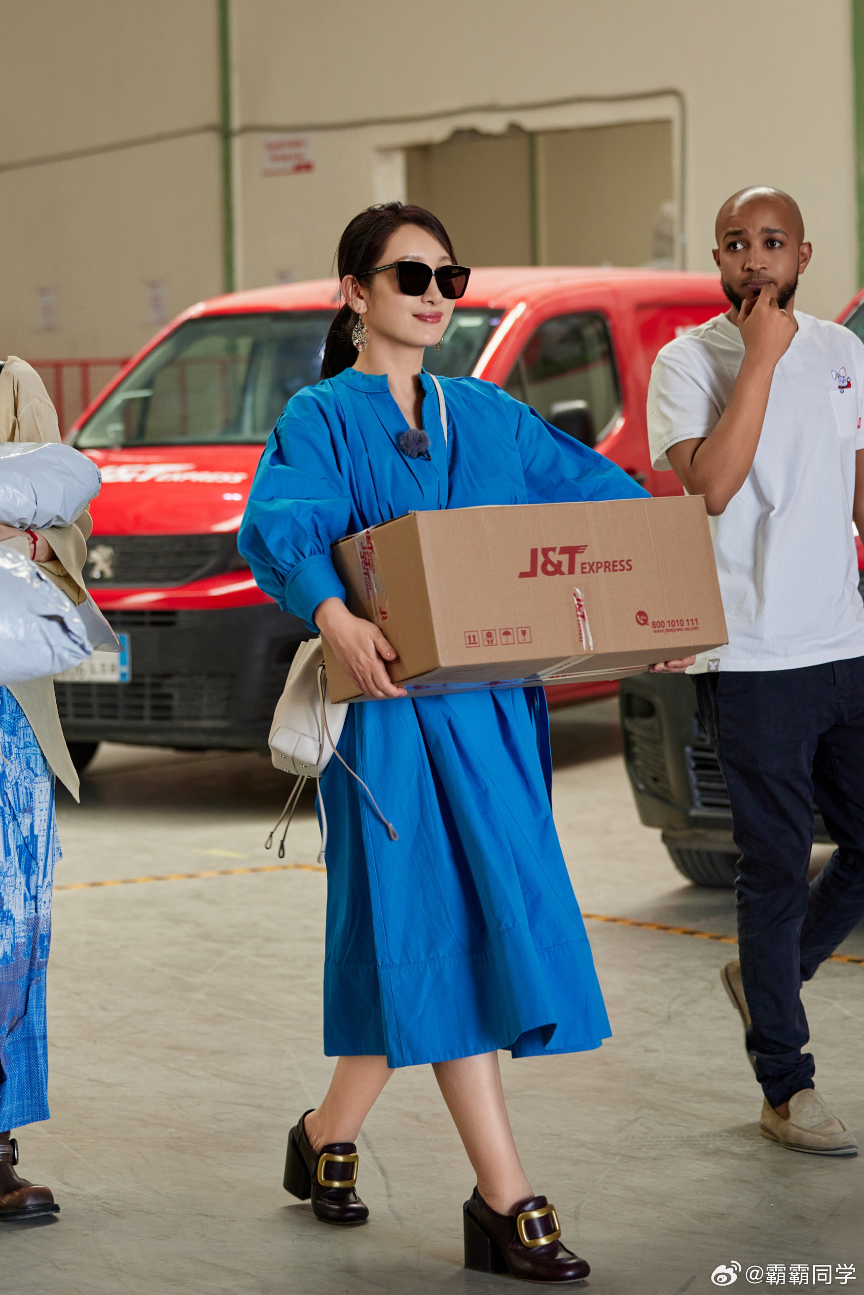 热巴的鞋是找秦海璐借的吗借着这波热搜热度，必须安利秦海璐的新电影《我许可》，4月