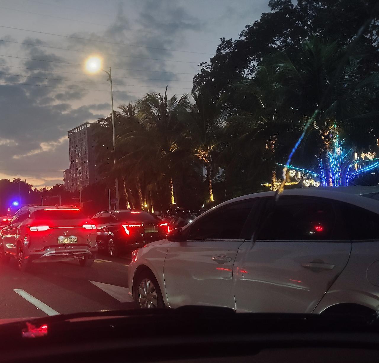 送完孩子到学校
回来的路上听到一首好听手鼓歌曲
配上这迷人的天气
一切都好看
万