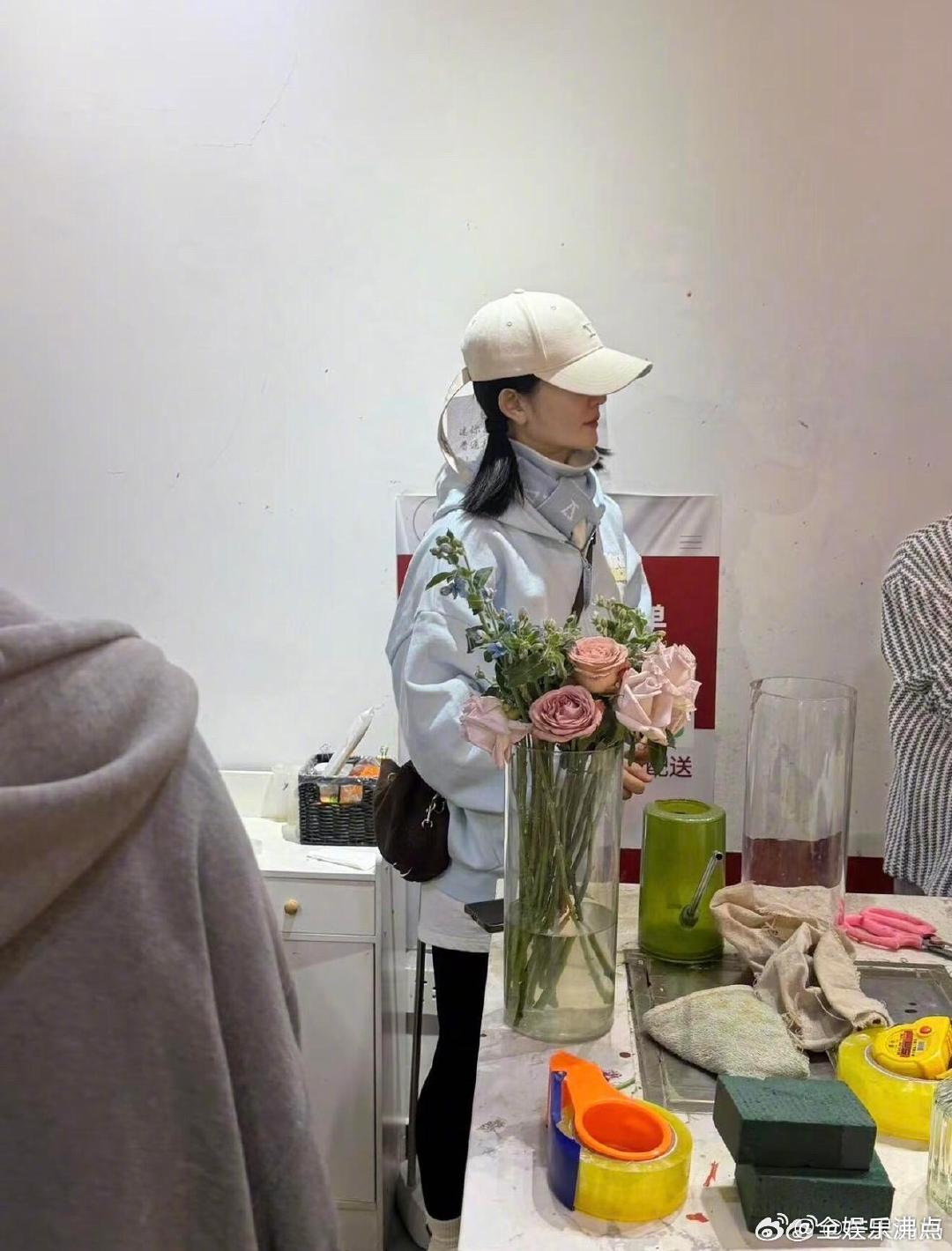 网友北京偶遇谢娜又夜骑去鸟巢给张杰送花了，浪漫纯爱果然还是得看杰娜谢娜夜骑去鸟巢