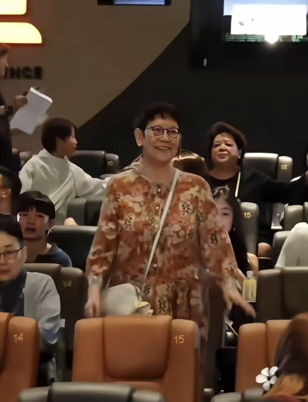 周星驰香港谢票路演后台花絮曝光！

太意外了，后台处，周星驰的妈妈凌宝儿被观众和