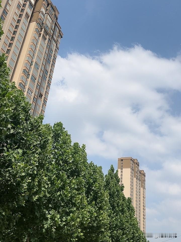 我亲家公今天下葬，他今年刚满60岁。

亲家公前年冬天的一个早晨突发脑出血，在郑