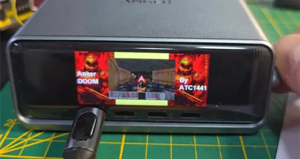 万物皆可！桌面充电站也能运行经典游戏《Doom》：效果比预期要好