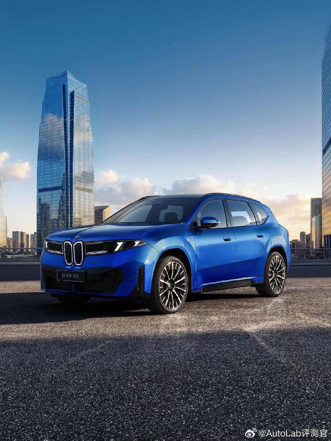 国产的全新宝马iX3长轴版，蓝色看着相当有范儿。新车一共9种颜色，从夯到拉大家来