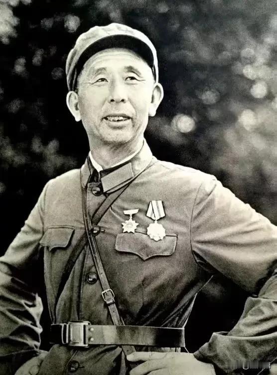 1979年，对越自卫反击战中，57岁的副师长亲赴前线率部穿插2小时，奔袭80公里