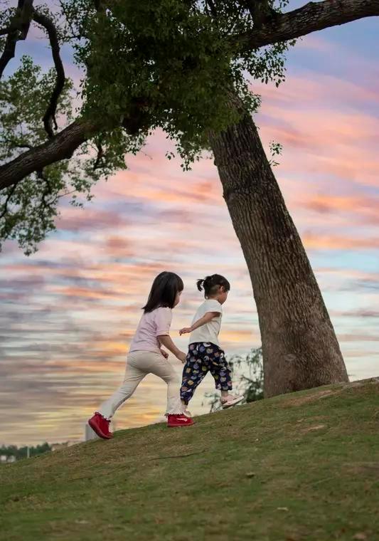 孩子不发烧，不是躲出来的，是跑出来的。
老师不慌，家长就不乱。
每天户外两小时，