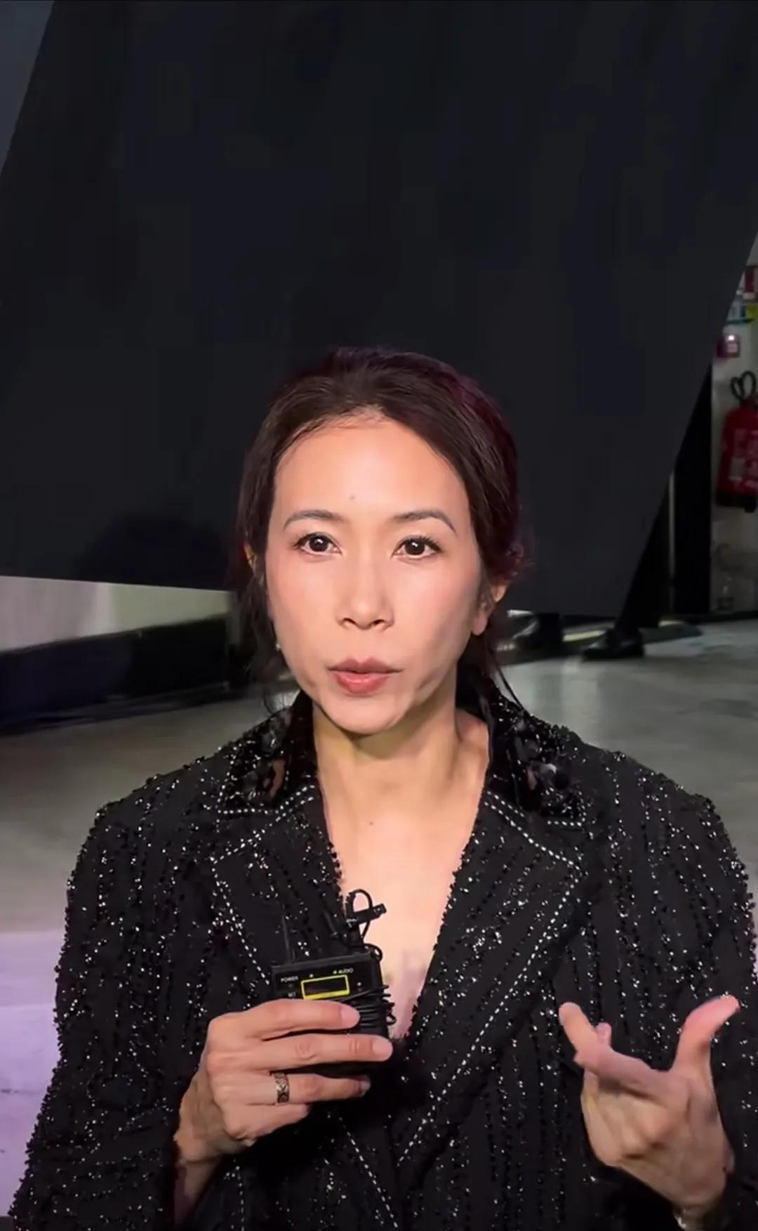 巴黎时装周看到了莫文蔚，54岁的莫文蔚扎马尾辫好可爱啊，笑起来很甜，状态很好了，