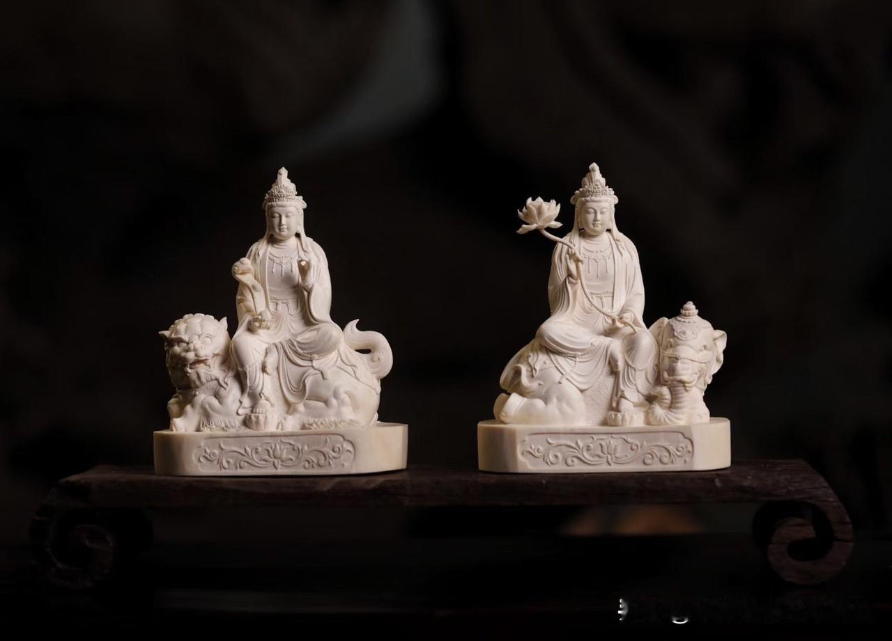 同料而成，双圣相映，更见匠心。

猛犸材质温润莹洁，文殊端坐青狮，普贤安坐白象，