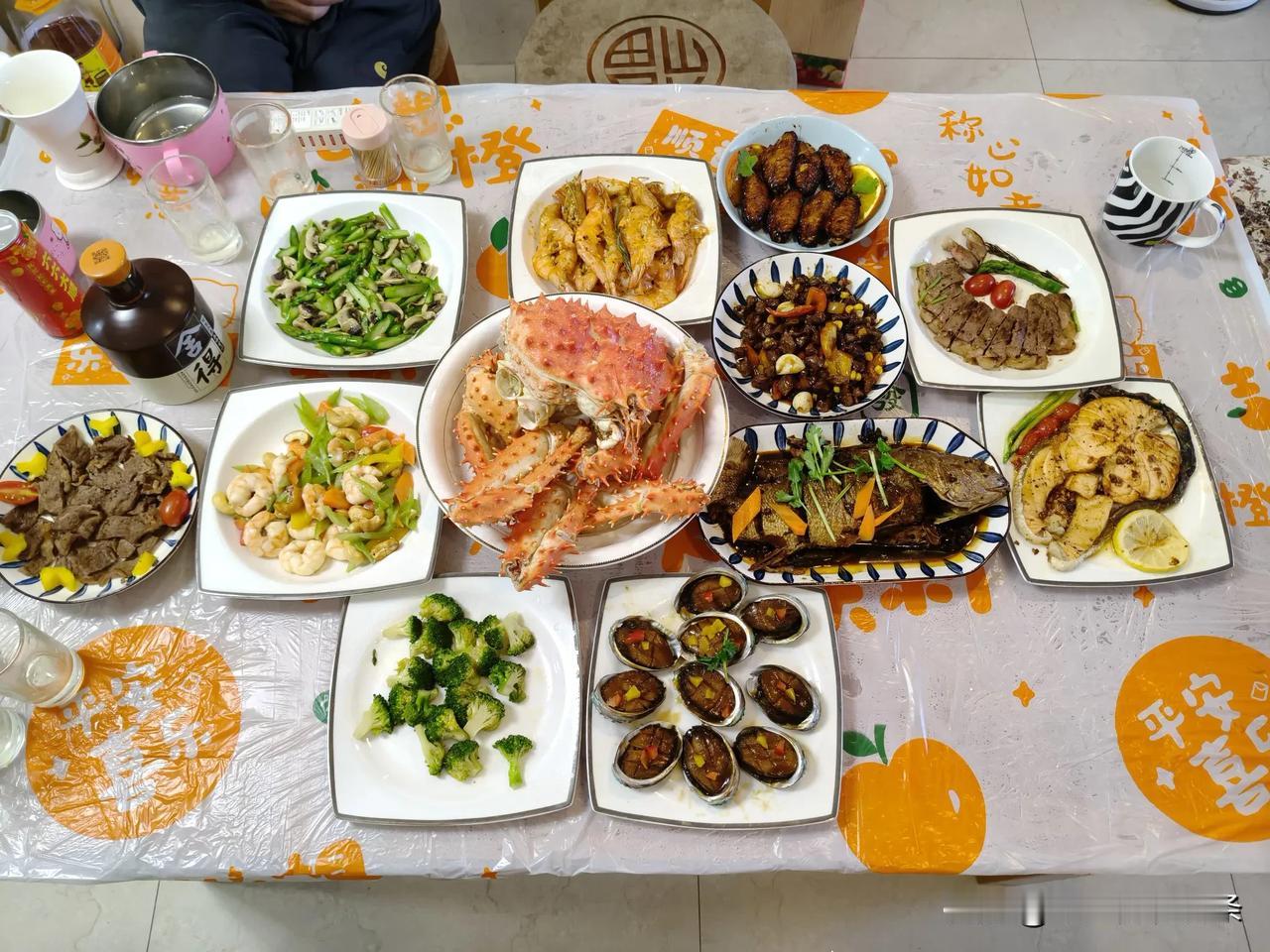 初二大哥家聚餐，嫂子掌勺，帝王蟹，鲍鱼，大虾，芦笋烤口蘑，煎牛肉粒……吃多了。夜