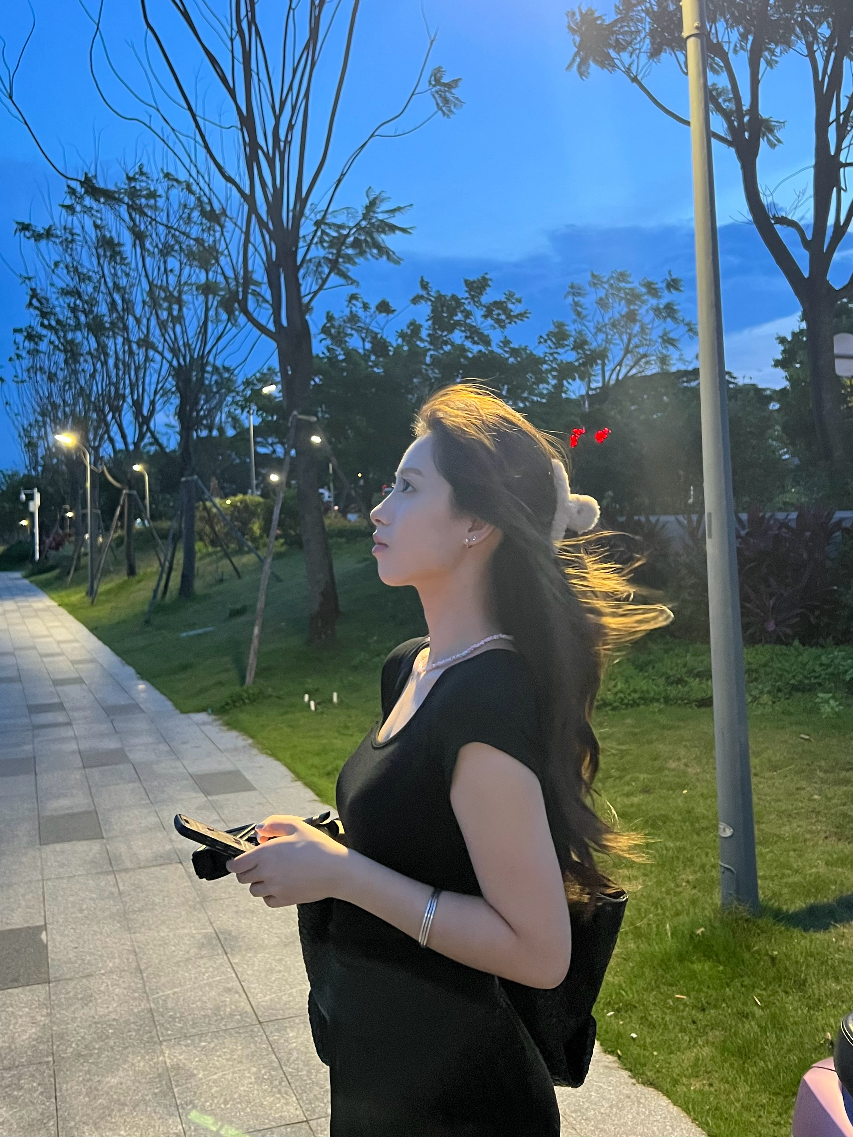 第一次直观的感受到自己的侧脸… ​​​