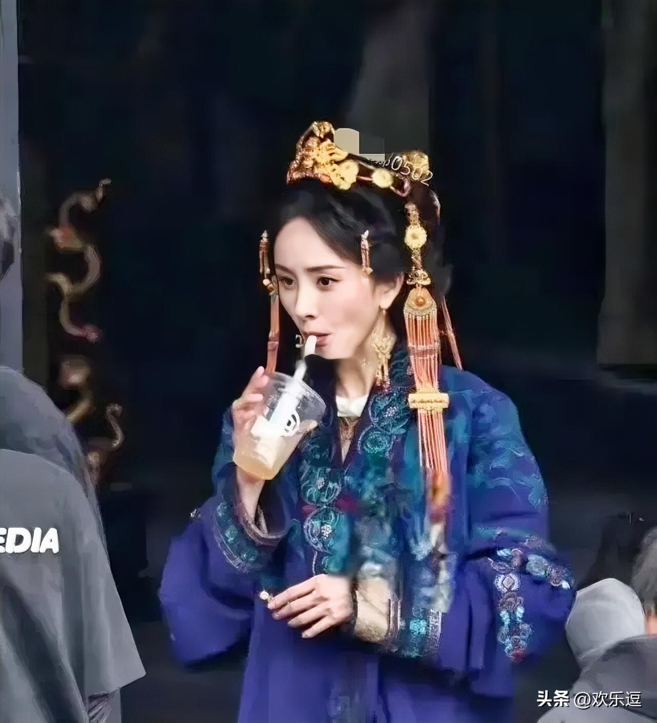 我承认，
看到杨幂喝咖啡的那一刻
我直接惊呆了，想说一个这么有钱的大咖，怎么会喝