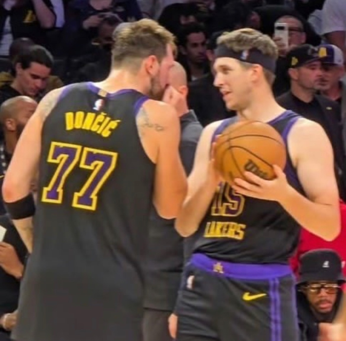 他俩是不是在一起了？网友都建议他俩结婚。里夫斯分手后的东契奇无解洛杉矶湖人