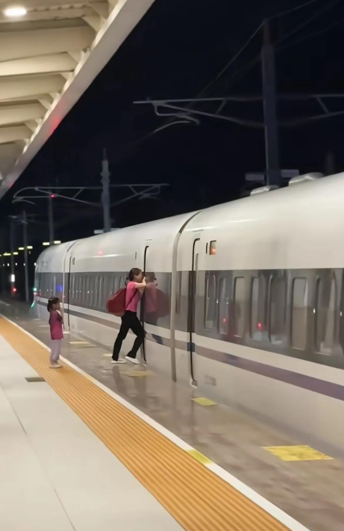 妈妈急得心都碎了！
带了两个小孩，本来已经都下车，结果发现遗漏了行李，让一个小孩