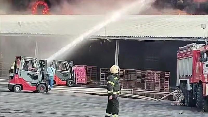 问：热水灭火比冷水效果更好？
答：是的，热水快速汽化形成蒸汽层，隔绝氧气，灭火效